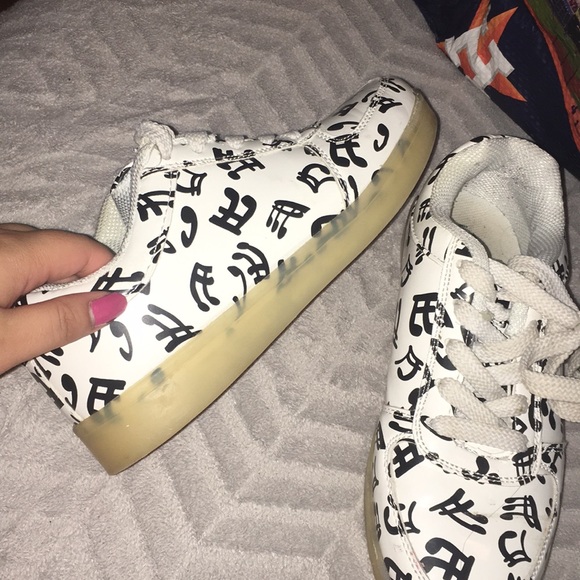 Rechargeable LED Sneakers - Picture 3 of 7